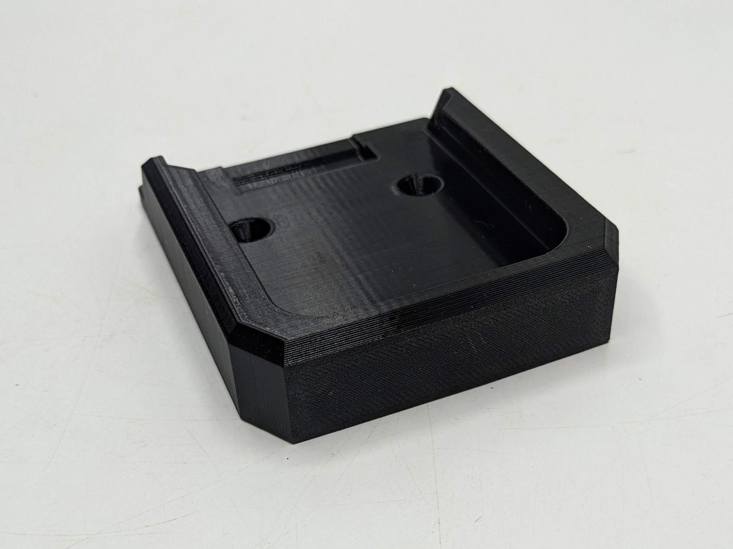 Makita 40v XGT Battery Compatible Battery Wall Mount / Storage Holder for Shed, Van or Workshop