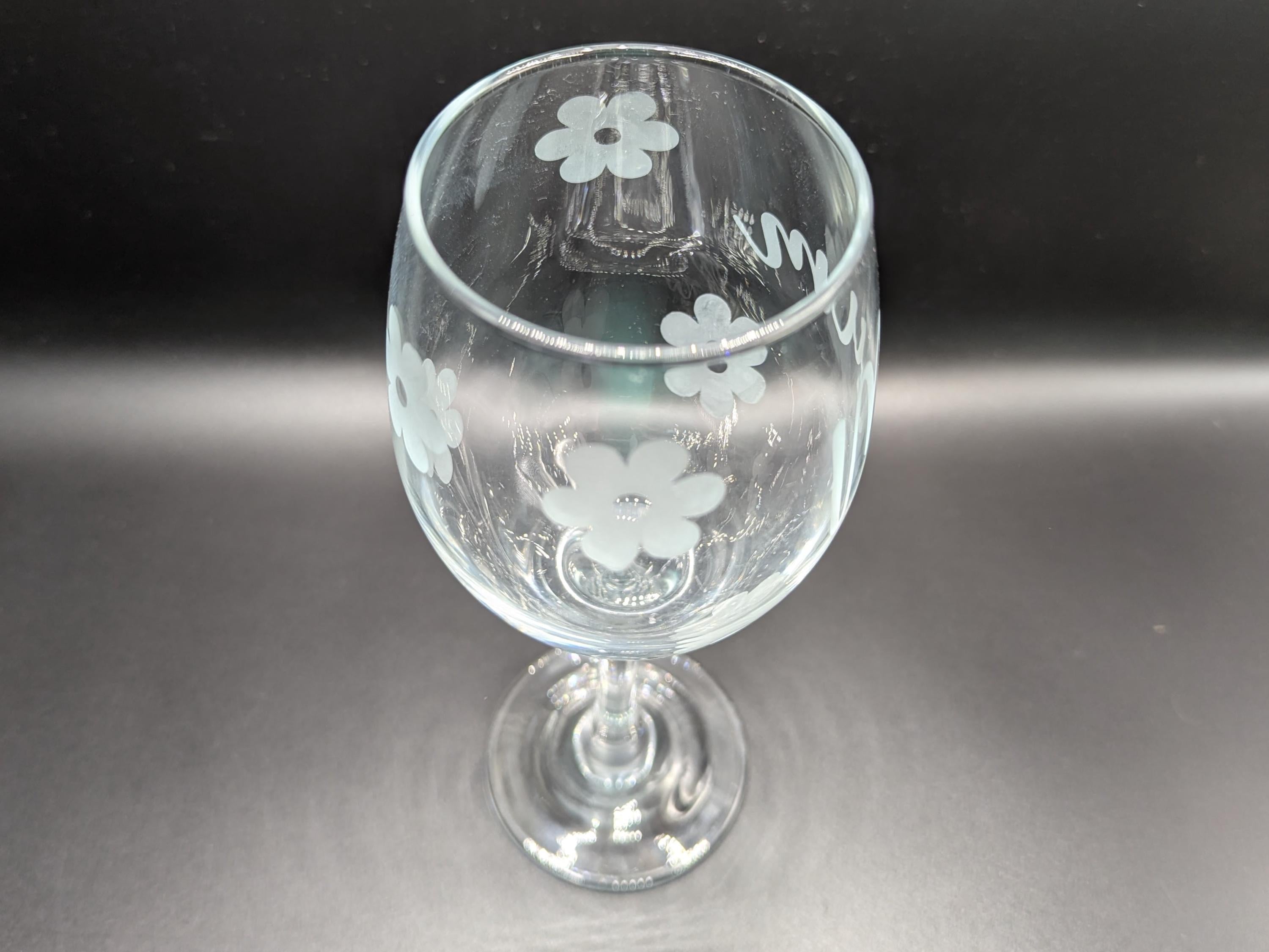 Personalised Wine Glass, Personalised Flower Glass, Etched Gift for her, Flower Glass, Gin Glass, Etched Daisy Flower Glass, Prosecco Glass