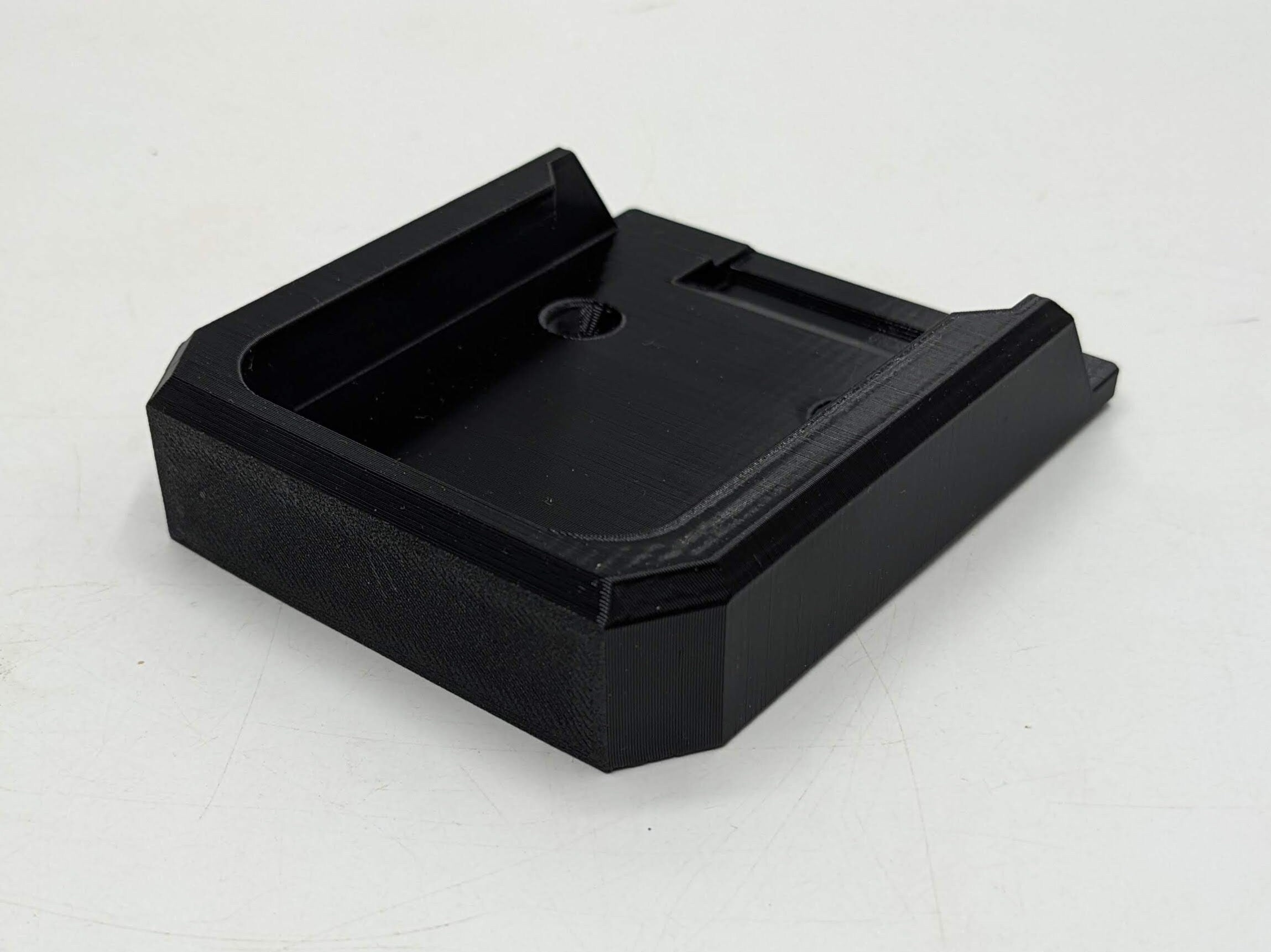 Makita 40v XGT Battery Compatible Battery Wall Mount / Storage Holder for Shed, Van or Workshop