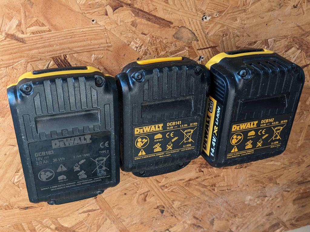 Universal Low Profile DeWalt Battery Wall Mount Triple - for 3 Batteries, Organiser for Power Tool Batteries, Garage/Workshop Organisation